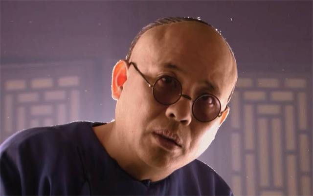 "虫吃鼠咬,光板没毛,破面烂袄一件儿",这句经典台词就出自何群之口.