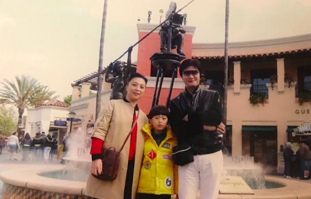 范丞丞多张童年旧照罕见曝光,圆脸单眼皮,和范爸爸太像了