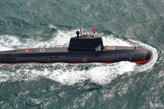 这张罕见的航拍照中,除了039b型潜艇那流线型的艇身和指挥塔设计被