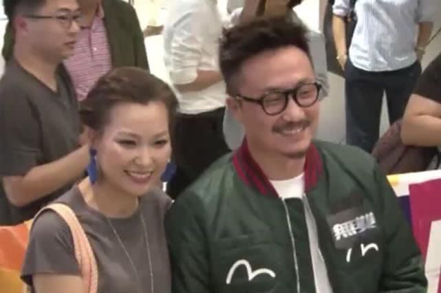 郑中基同老婆现身超市购物,离开时余思敏帮他擦消毒液恩爱有加