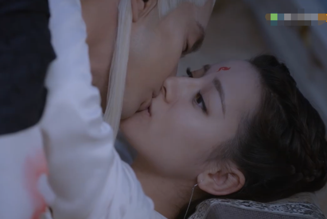 迪丽热巴以为是在梦里,所以想要圆自己的梦,于是就主动亲吻了高伟光