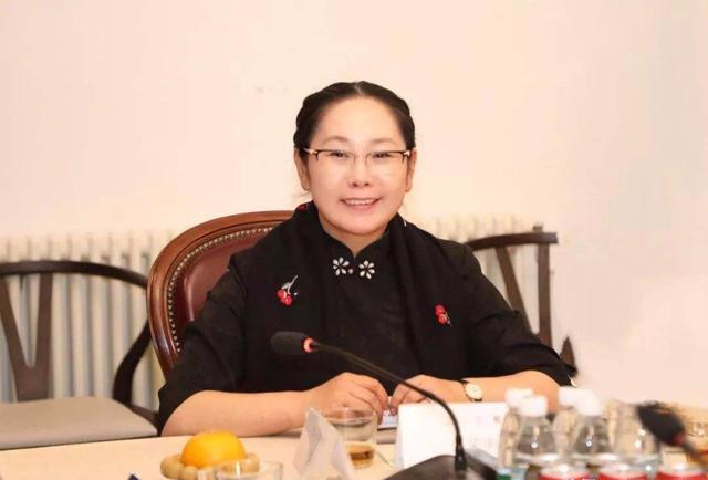 丈夫生前捐出4个亿,45岁过世给她留50亿,如今她拿出1亿捐给武汉