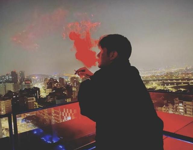 李荣浩发深夜在阳台抽烟照片网友劝戒烟杨丞琳却点赞