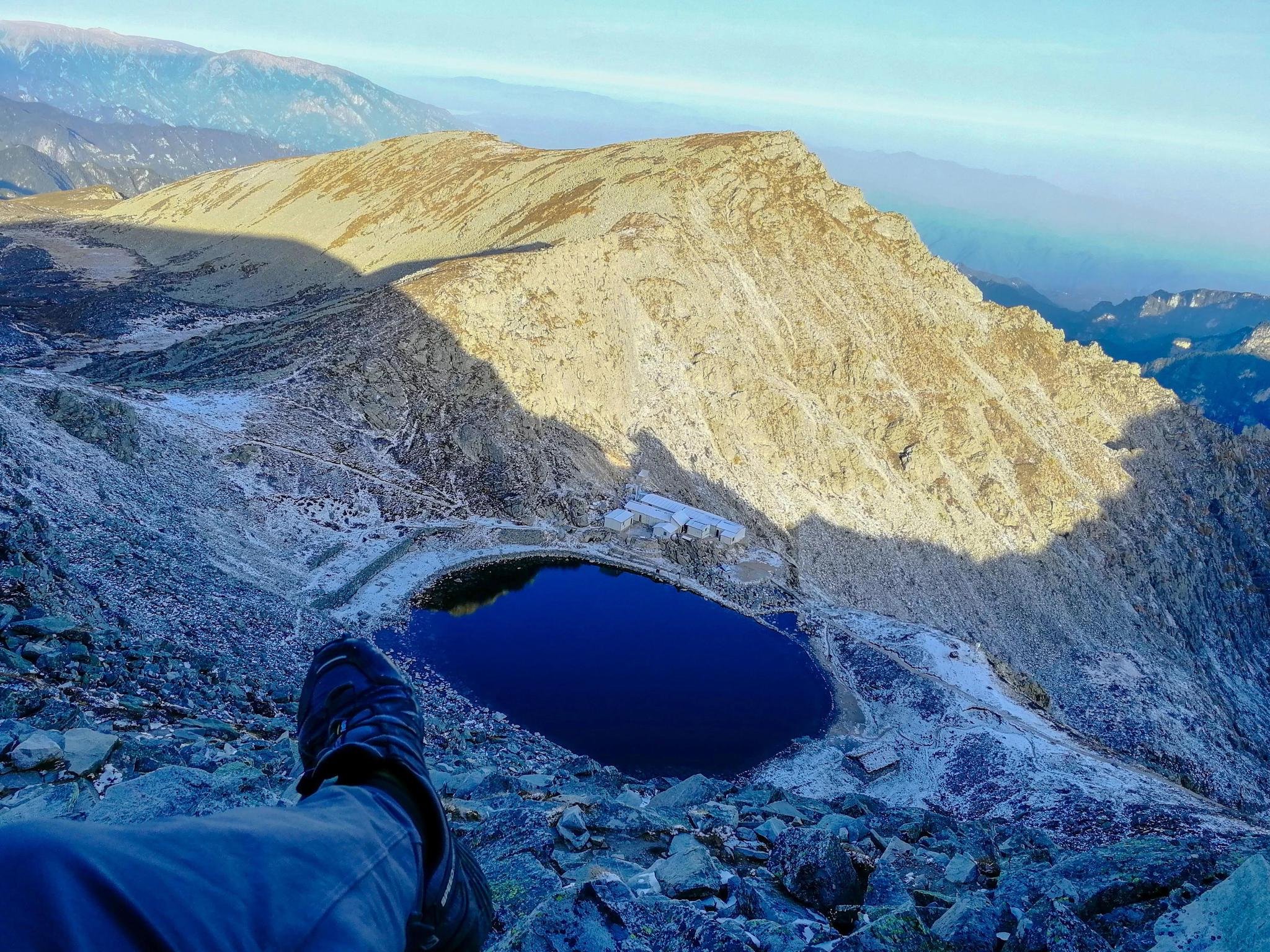 从大爷海至太白山最高点拔仙台有近1公里的路程 需要徒步上去,一路