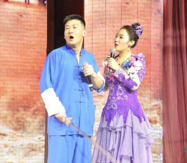 而她的父亲也是二人转乐队的,早前的时候她和王金龙还一起唱过二人转.