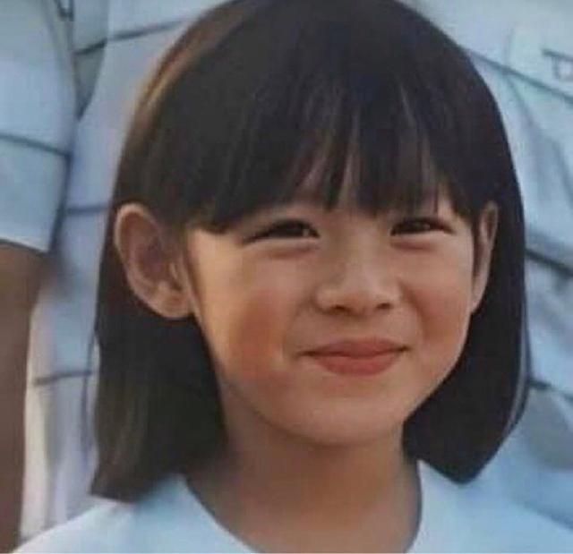 玄彬和孙艺珍小时候的照片摆在一起,引起网友热烈讨论,大家表示:「哇