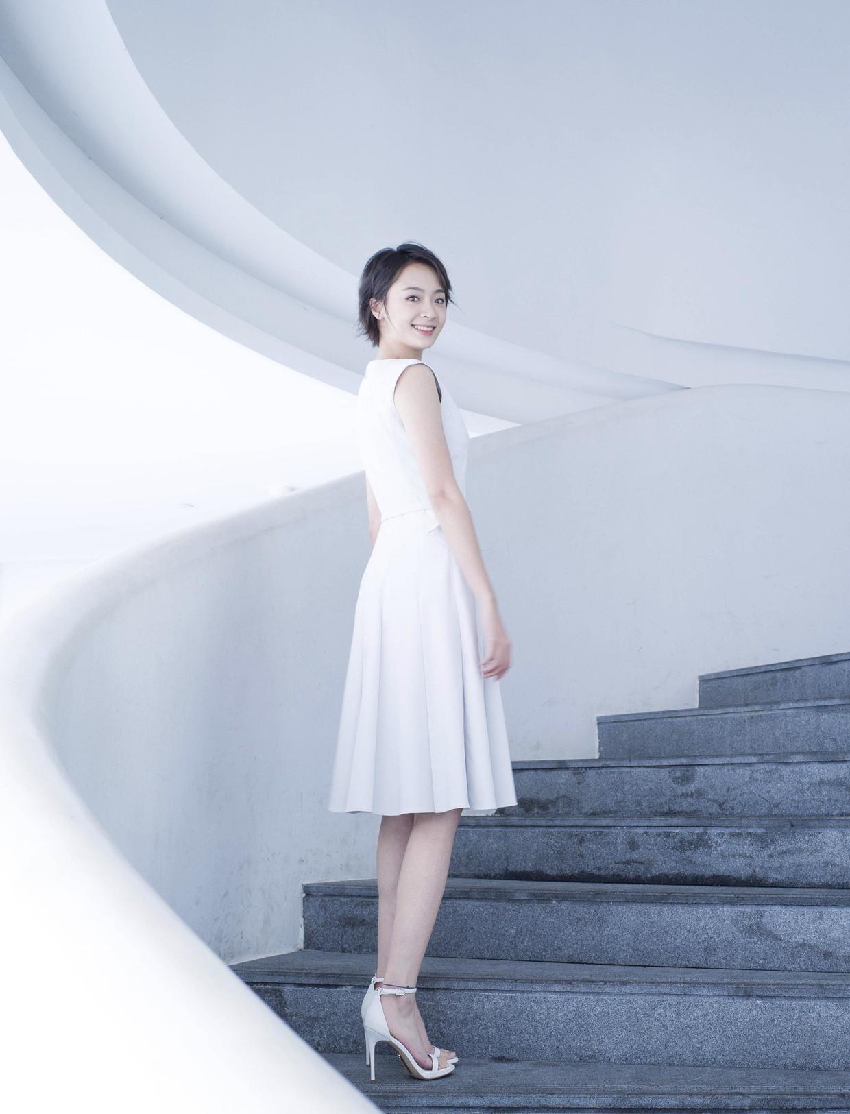 纯白色的无袖连衣裙清新可人,搭配白色一字带高跟鞋拉长腿型,露出的