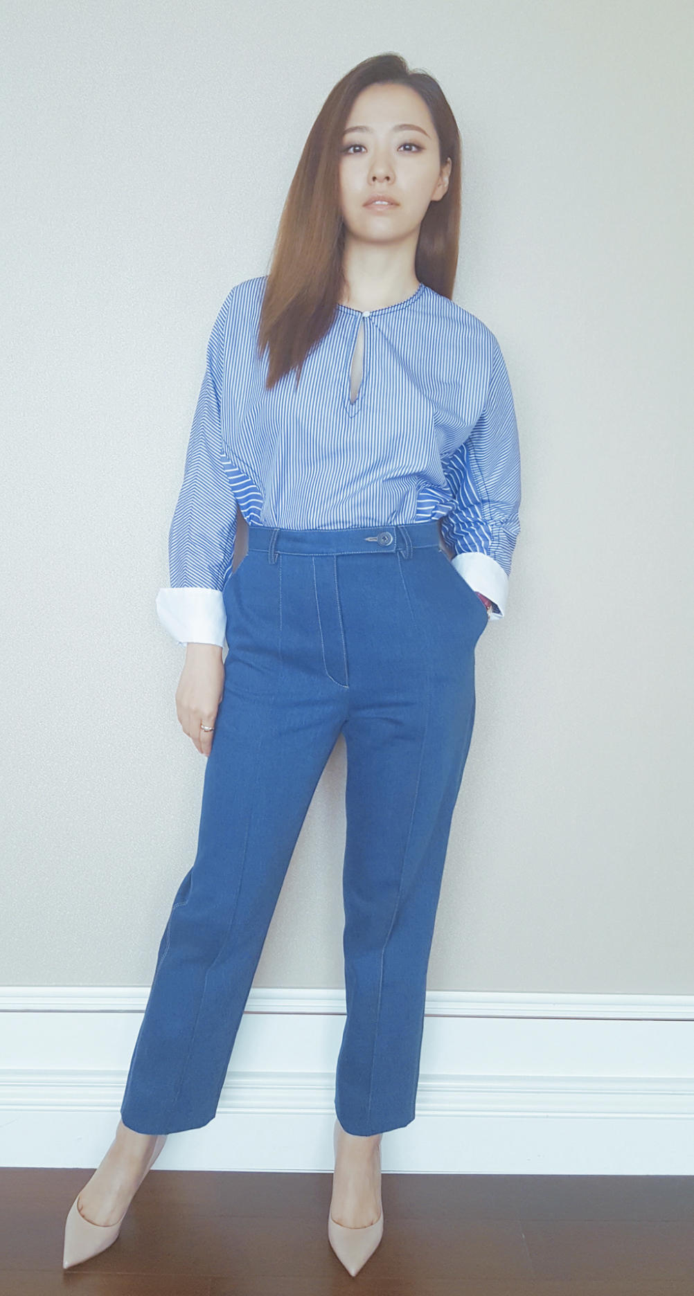 张靓颖穿搭造型翻车,波波头搭配被色西服连衣裙显腿粗,成熟端庄