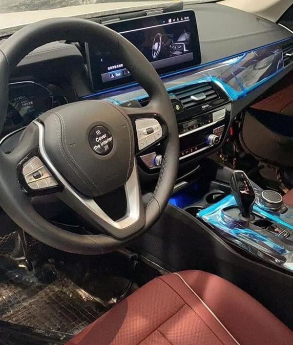 新款宝马5系实车现身，升级大灯及中控屏，奥迪A6L准备好了吗？