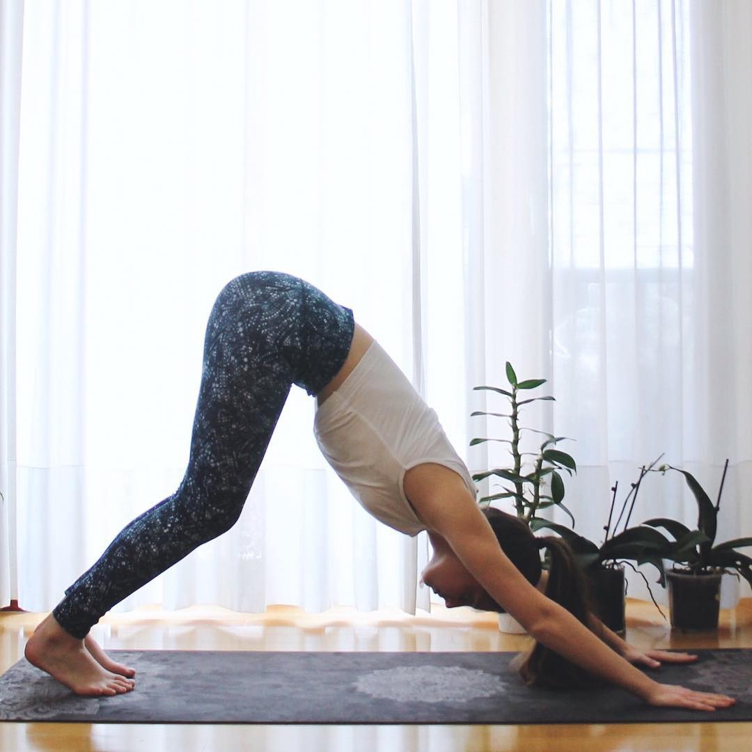 鞠婧祎清纯可人,身穿浅蓝色卫衣怀抱尤克里里,尽显优雅身姿