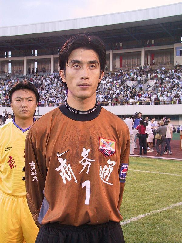 高健斌在广东队一直给区楚良打替补,直到1999年四川全兴队引入了这位