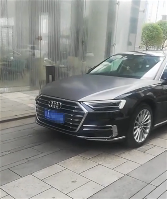迈巴赫风格的奥迪a8l落地105万全车双拼色上街拉风