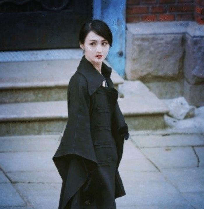 郑爽"女特工"造型曝光,涂红唇穿军装,风格完全变了