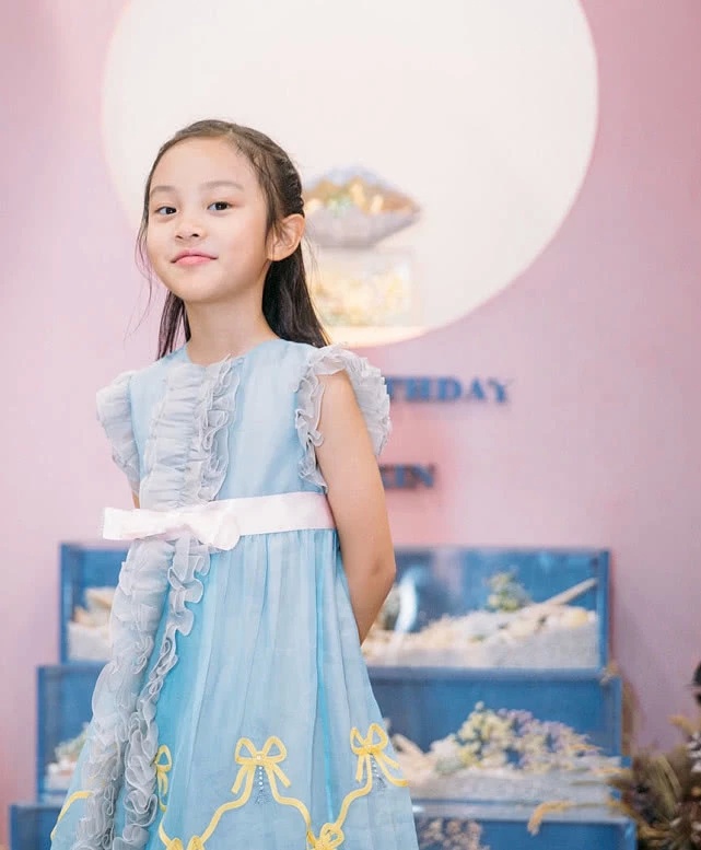 李小璐母女做蛋糕甜馨调皮手抓成品进嘴巴兴奋笑出斗鸡眼