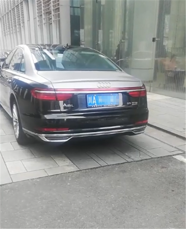 迈巴赫风格的奥迪a8l落地105万全车双拼色上街拉风