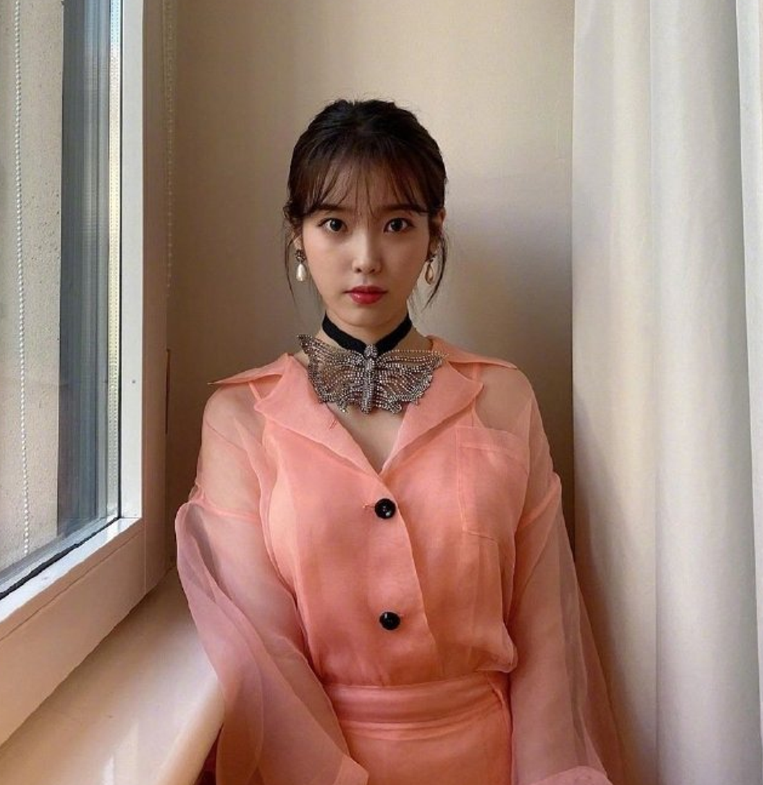 iu现身米兰时装周穿粉色薄纱裙气质超仙甜美中又带点小性感