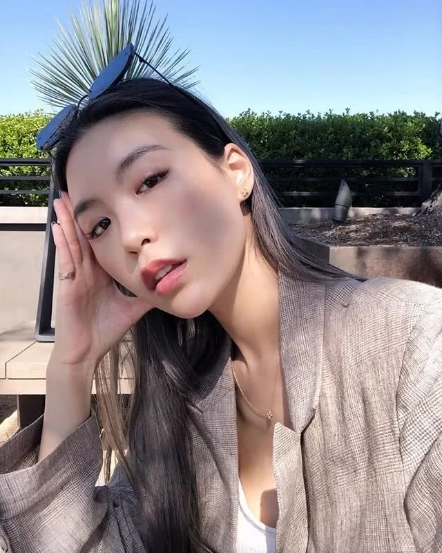 bella仍旧忘记不了高以翔,深夜与宠物猫合照略显孤独感