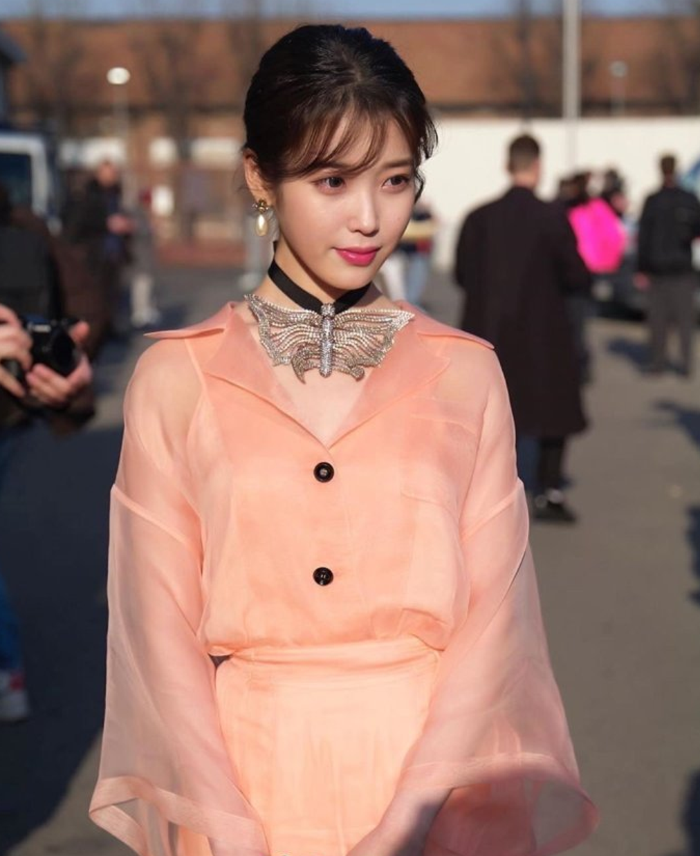 iu现身米兰时装周穿粉色薄纱裙气质超仙甜美中又带点小性感