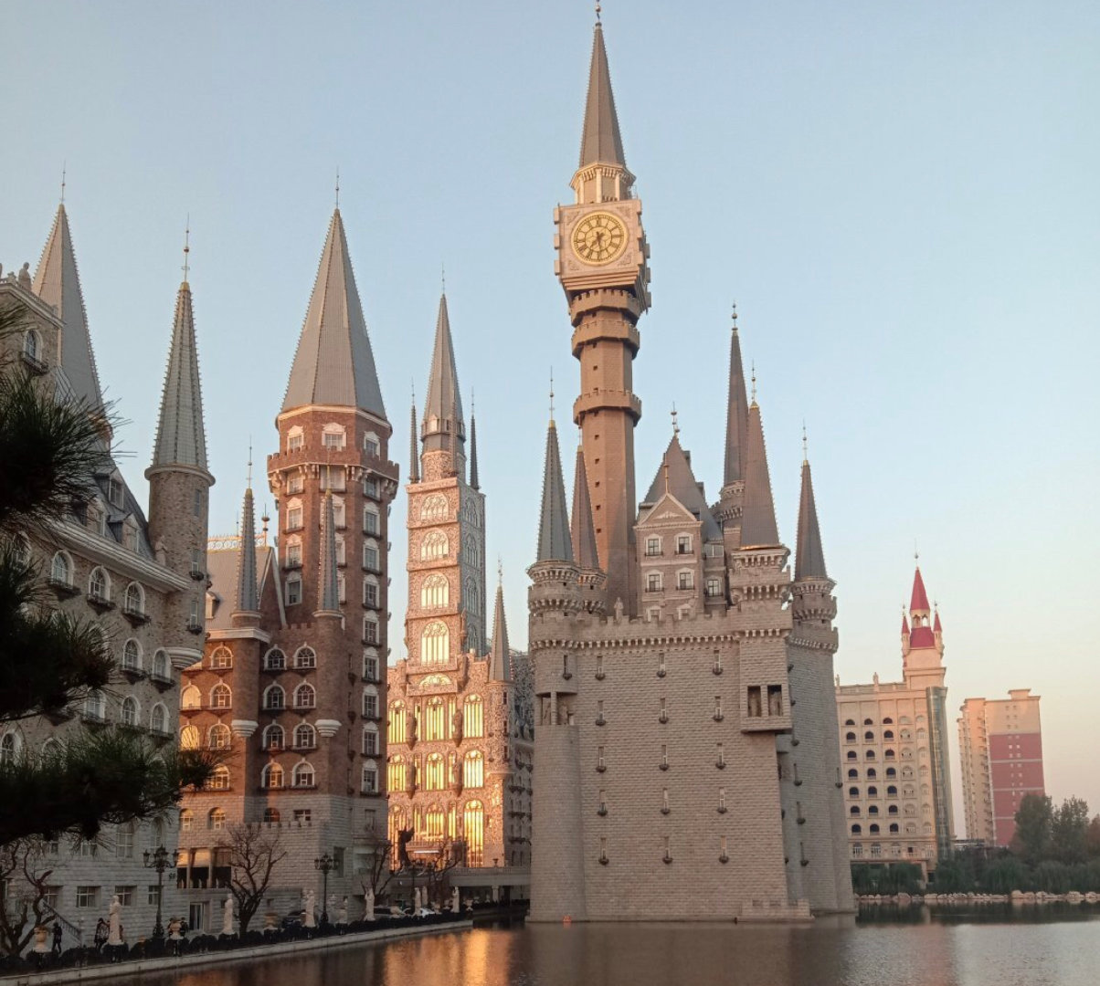 大学变成婚纱照拍摄地河北哥特式建筑大学200元入住城堡酒店