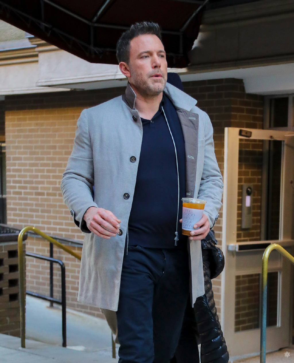 48岁本·阿弗莱克现身街头!戒酒后恢复蝙蝠侠身材,气场太强大啦