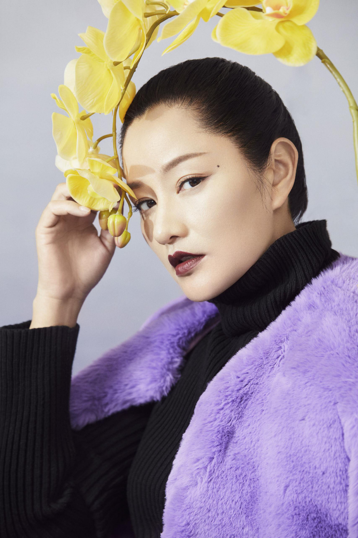 48岁瞿颖瘦回超模身,穿针织裙沙漏身材太上镜,姨妈色口红显气场