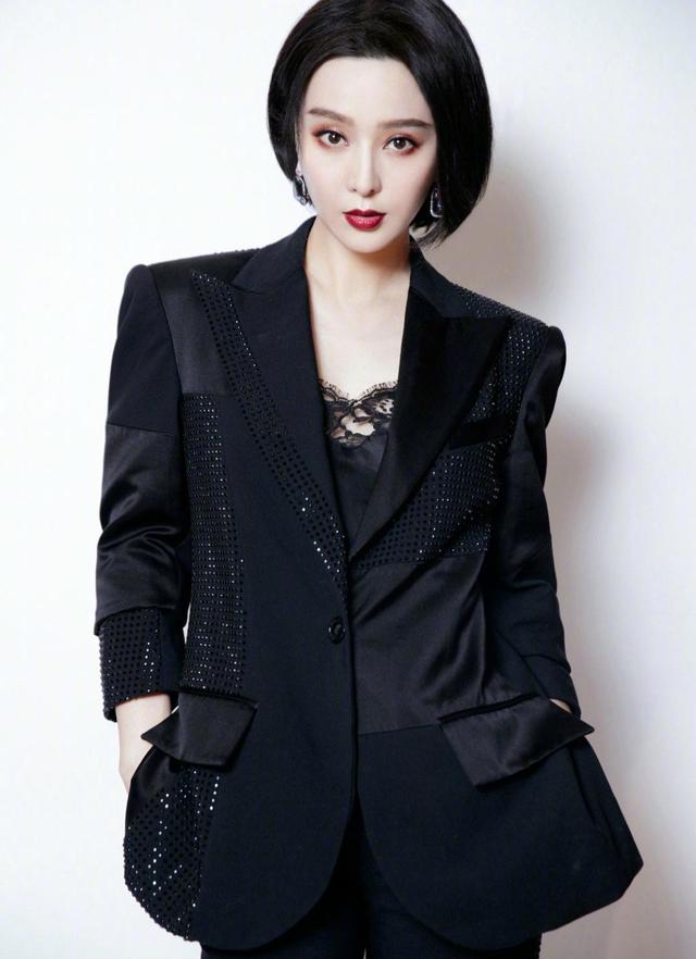 范冰冰高调亮相,黑色西装内搭蕾丝显曼妙身材,一头短发气场超强