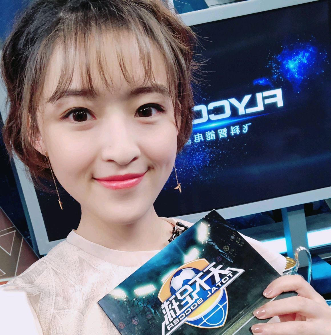 球迷送祝福,老公身份神秘|体育晨报|央视|杨茗茗_新浪新闻