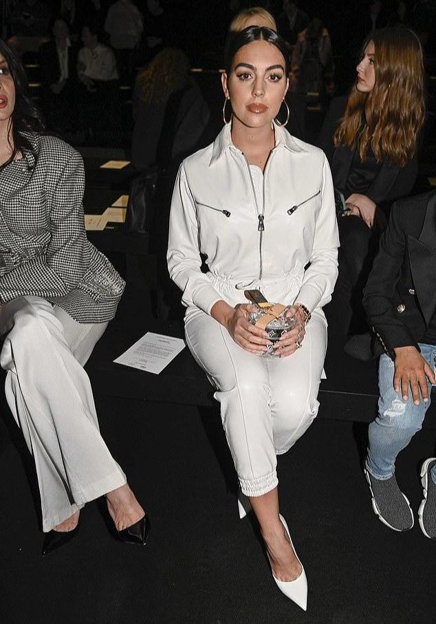 乔治娜带迷你罗去看秀真是一个"好后妈"!穿白色连体裤太飒啦