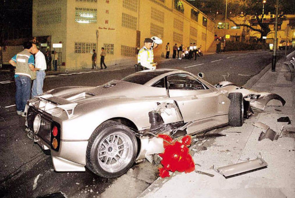 2002年,一台底盘编号76019的帕加尼在香港发生撞车事故,并且在当时