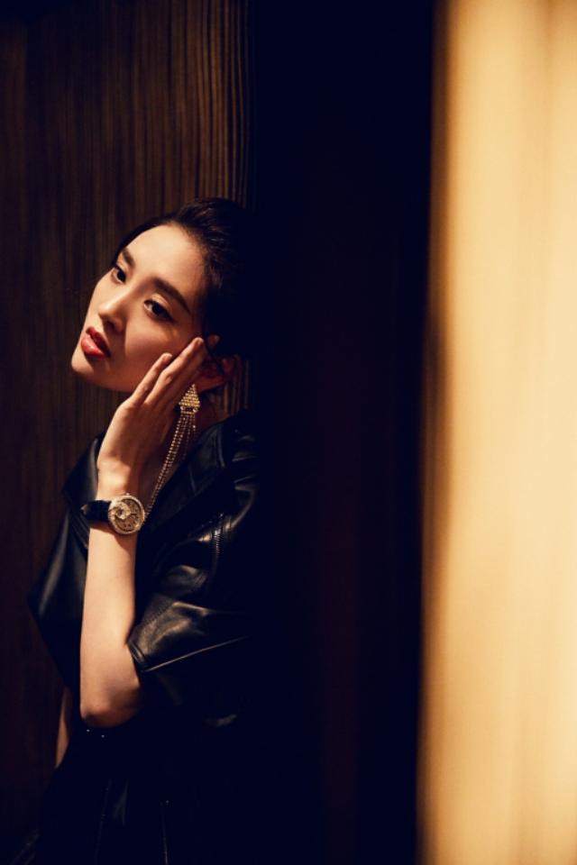 唐艺昕黑色皮衣连衣裙尽显完美身材,帅气与性感的结合酷girl