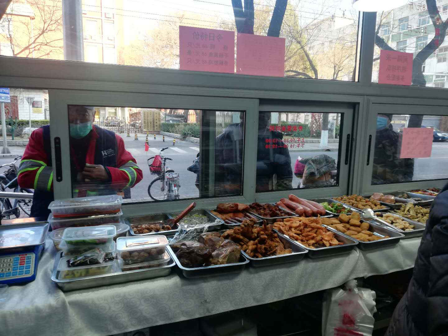 老字号致美斋饭庄推出外卖窗,满足周边食客的刚需