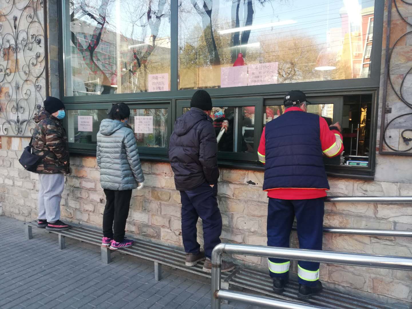 老字号致美斋饭庄推出外卖窗,满足周边食客的刚需