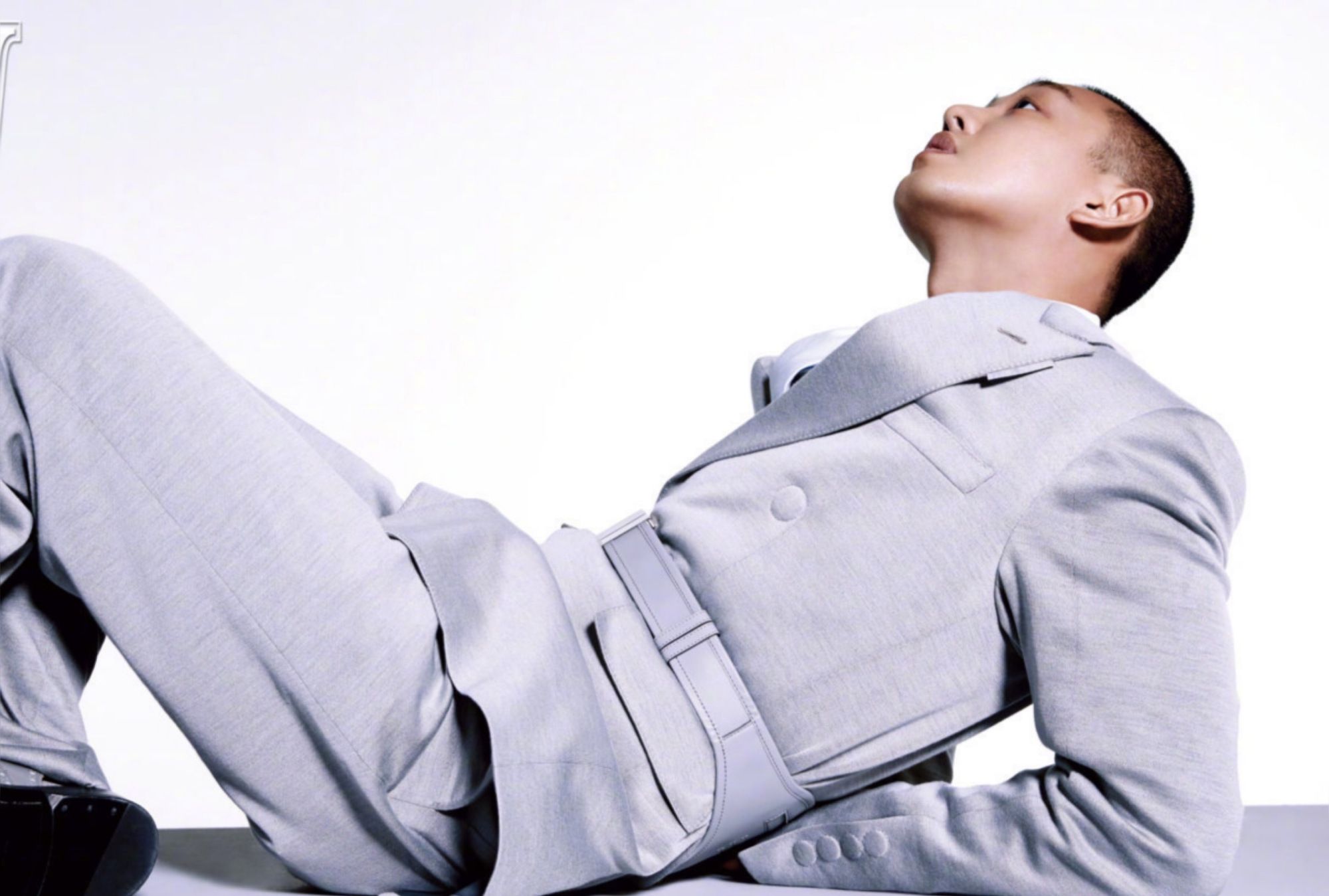 33岁刘亚仁登画报封面,八套黑白灰造型,完美演绎不羁熟男气质