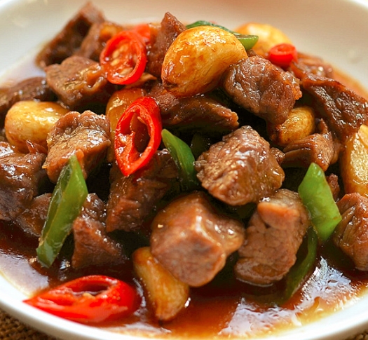 家常美食:蒜香牛肉粒,嫩滑蒜香,酱汁浓郁,家里小孩吵着要吃