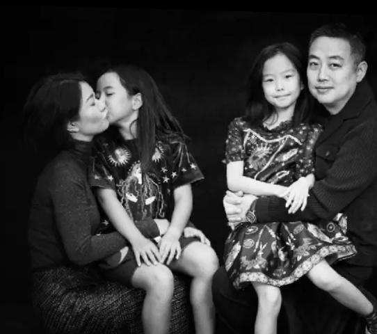 刘国梁一家四口齐出动,拍摄大片超温馨,双胞胎女儿青春活力