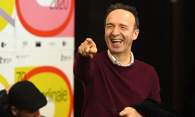 组图:《美丽人生》罗伯托·贝尼尼携新作亮相 献吻小孩画面温馨