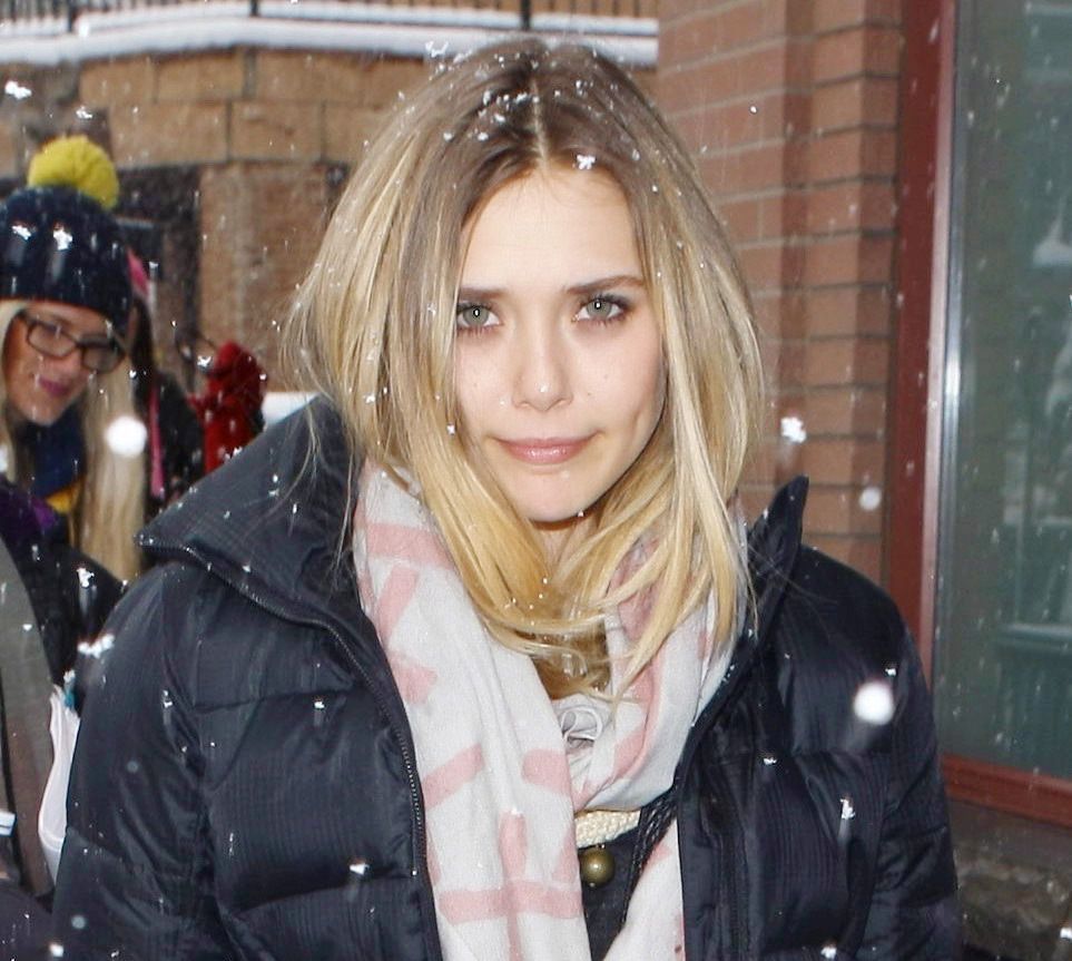 31岁演员伊丽莎白·奥尔森,在帕克城的冰雪天出现