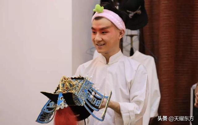 筹善款图为:郭德纲为了纪念京剧大师赵麟童而在上海举办京剧专场图为