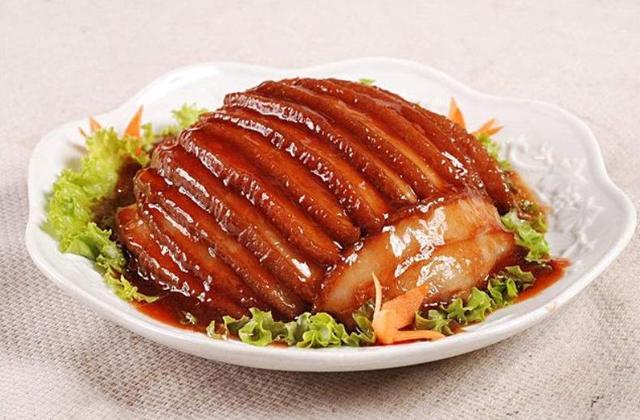 客家的一道名菜:梅菜扣肉,咬一口满嘴流油一点都不腻,绝对硬菜