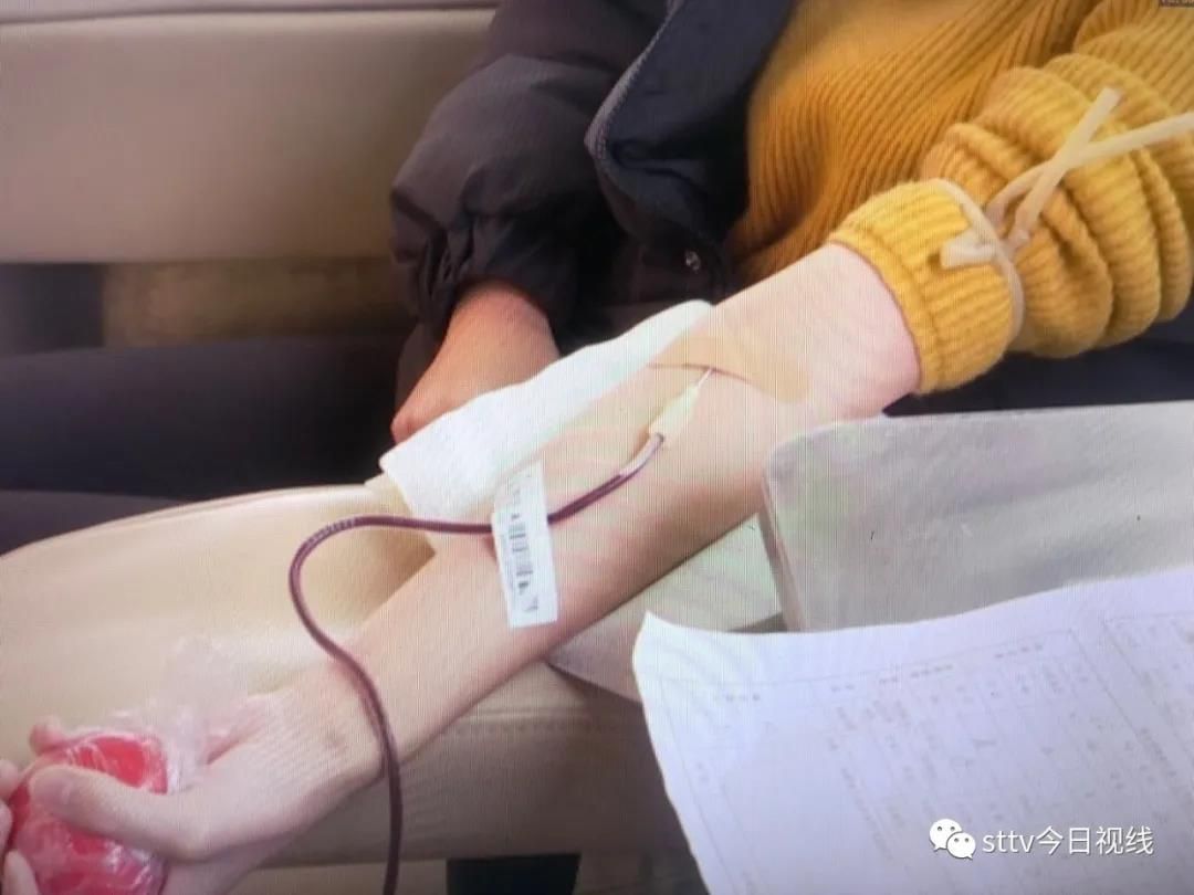 血液库存不乐观 我市多名医务人员伸出手臂踊跃献血
