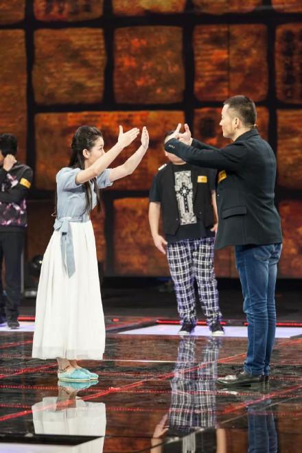 湖南南雅高中毕业的美女楚凌岚曾因诗词被追捧现在她工作如何