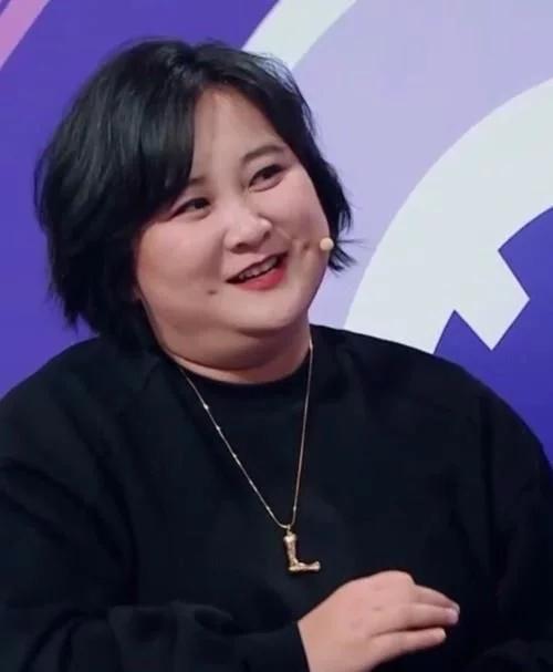 难怪贾玲一直留短发,当看到她18岁长发照,男人谁不想追呀?