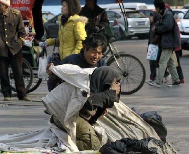 一个乞丐卧倒在路边哭天抢地,谁知却被一泡尿给搞砸了