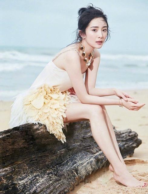 杨幂漂亮的小脚丫,雪白迷人,怪不得是宅男杀手