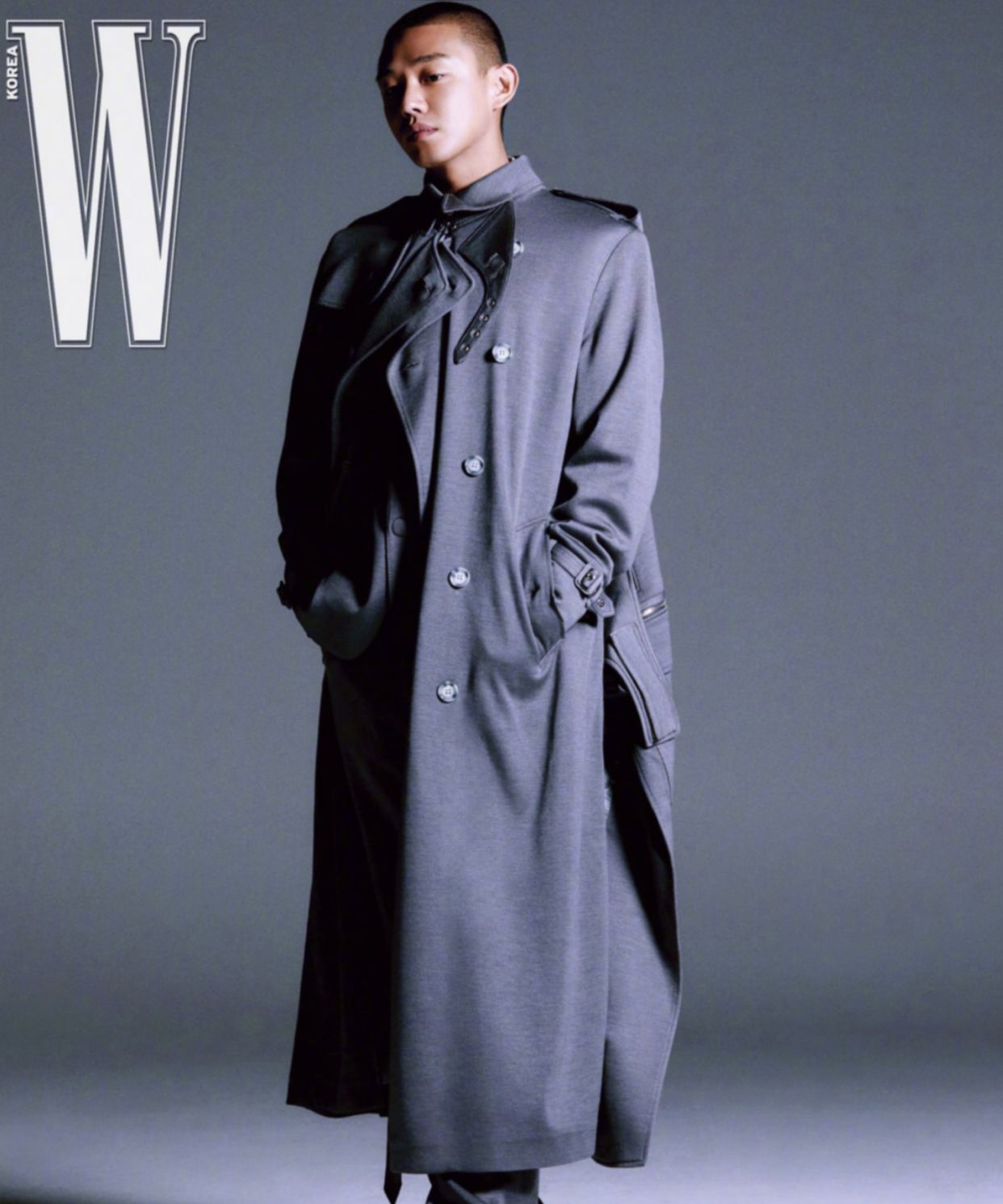 33岁刘亚仁登画报封面,八套黑白灰造型,完美演绎不羁熟男气质