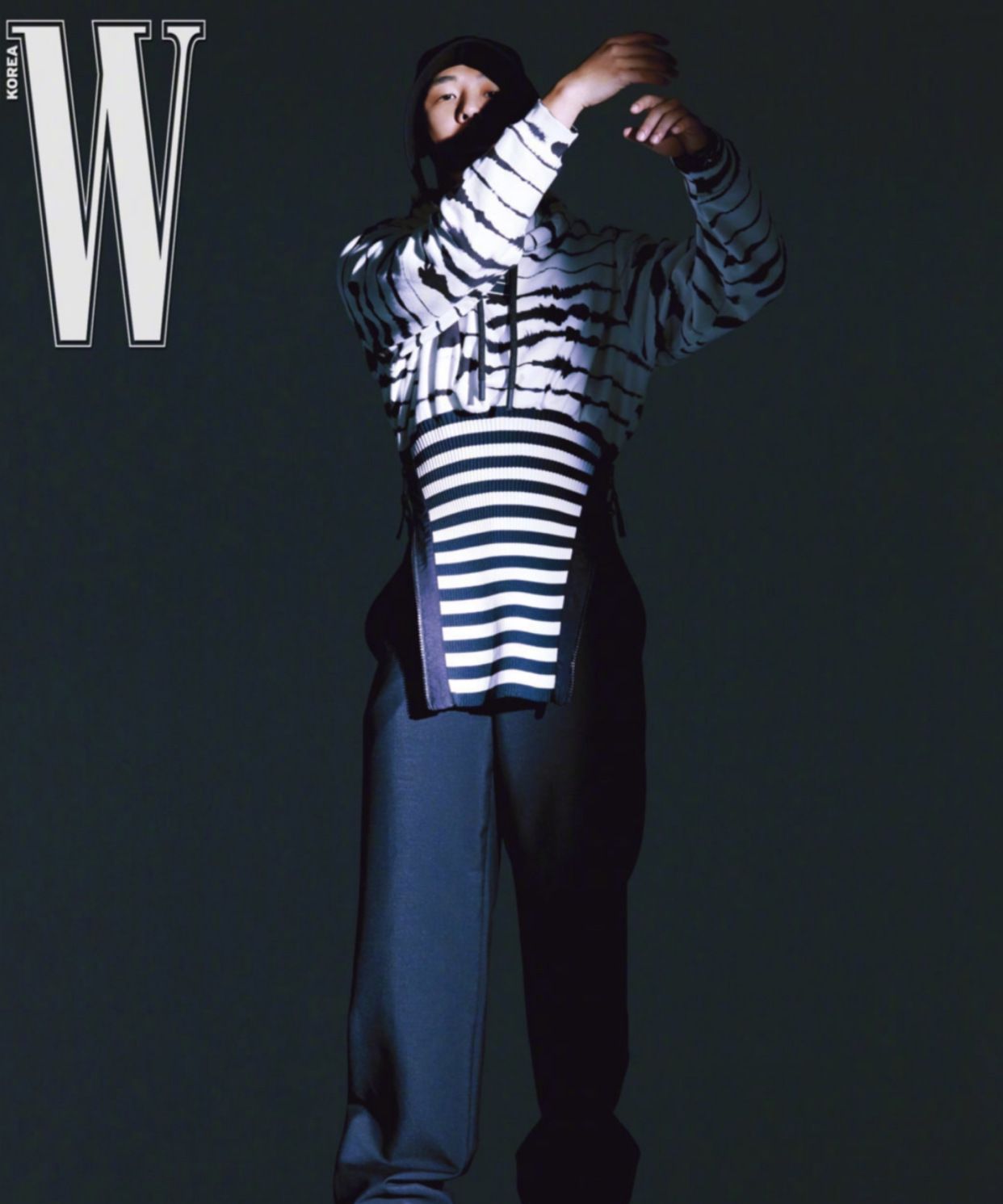 33岁刘亚仁登画报封面,八套黑白灰造型,完美演绎不羁熟男气质