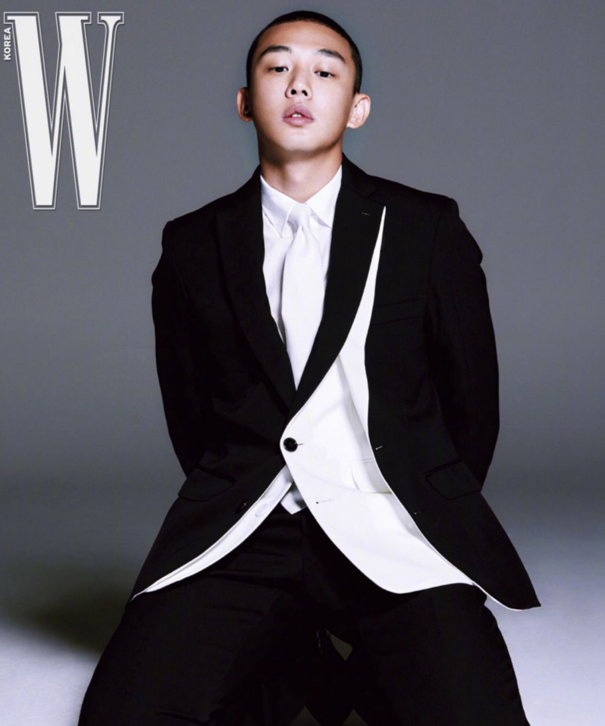 33岁刘亚仁登画报封面,八套黑白灰造型,完美演绎不羁熟男气质