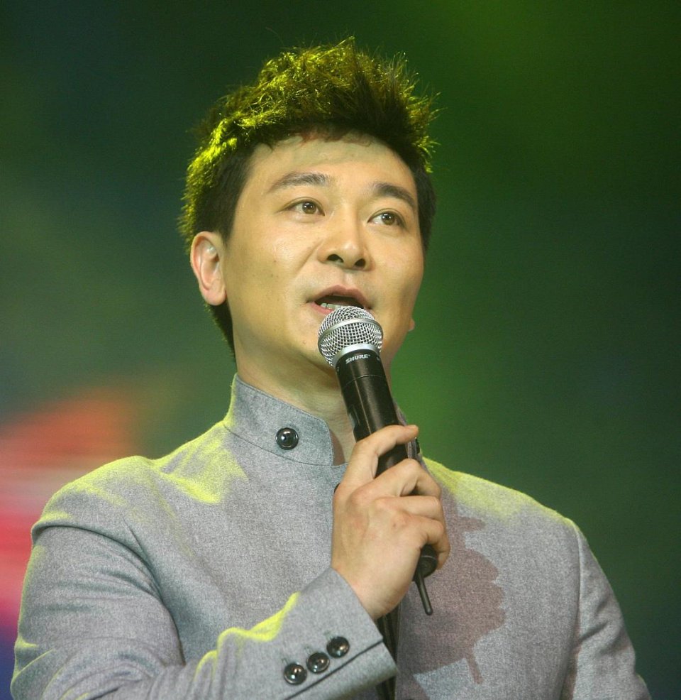 是武打片,看了让人热血沸腾,比如《少年黄飞鸿》里的梁威让人印象深刻