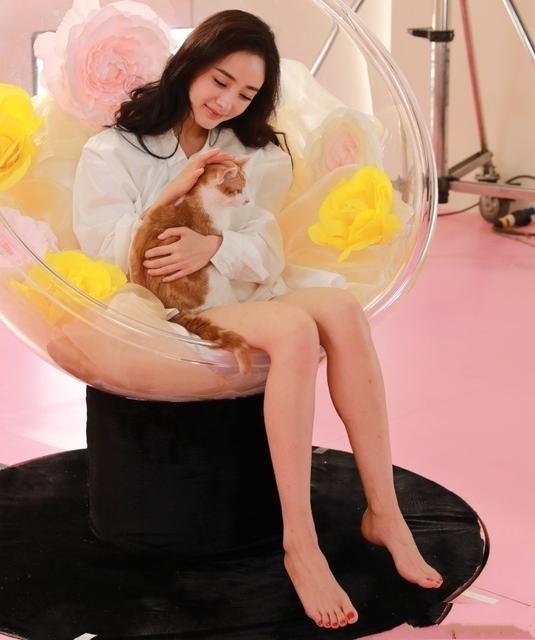 杨幂漂亮的小脚丫,雪白迷人,怪不得是宅男杀手