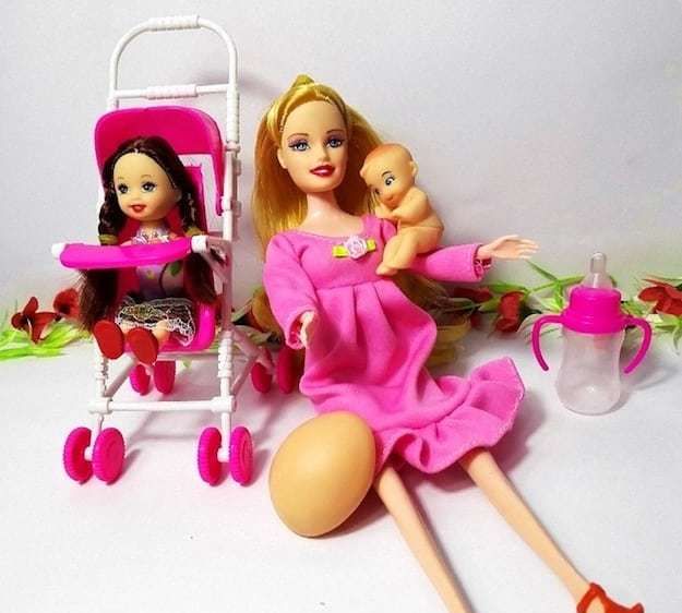 美国购物网站亚马逊推出“怀孕”的芭比娃娃引争议
